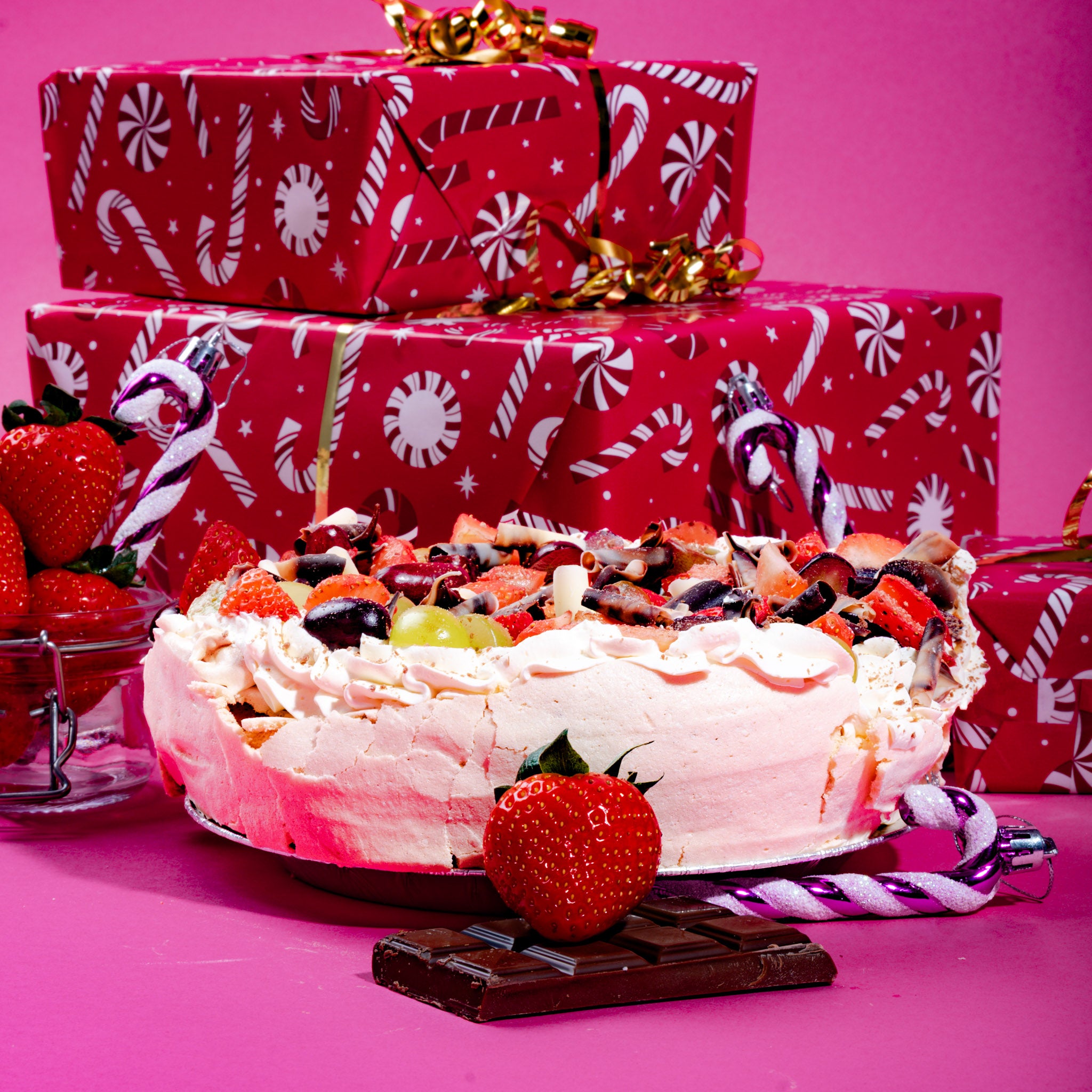 Pavlova with Dairylite Cream & Seasonal Fruits