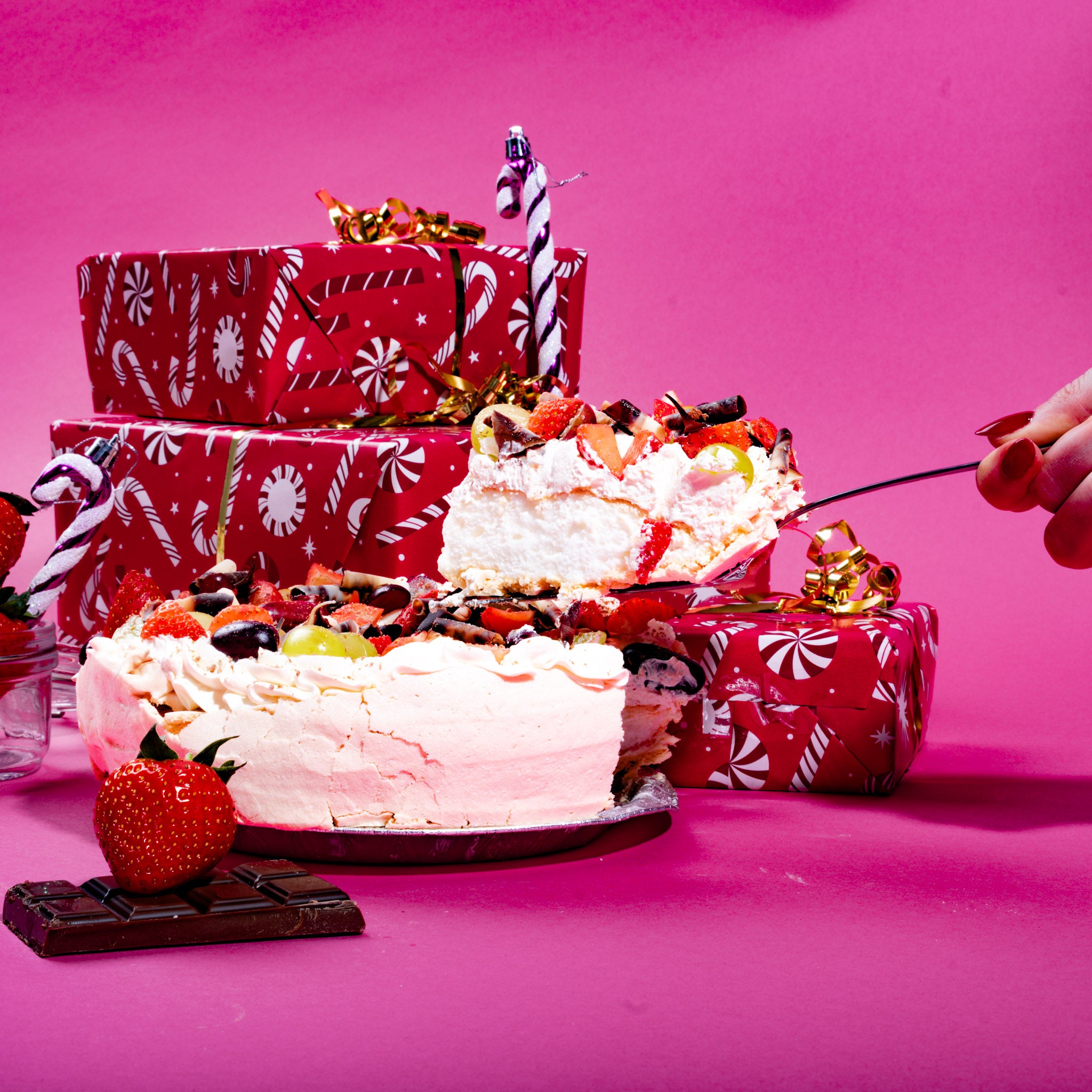 Pavlova with Dairylite Cream & Seasonal Fruits